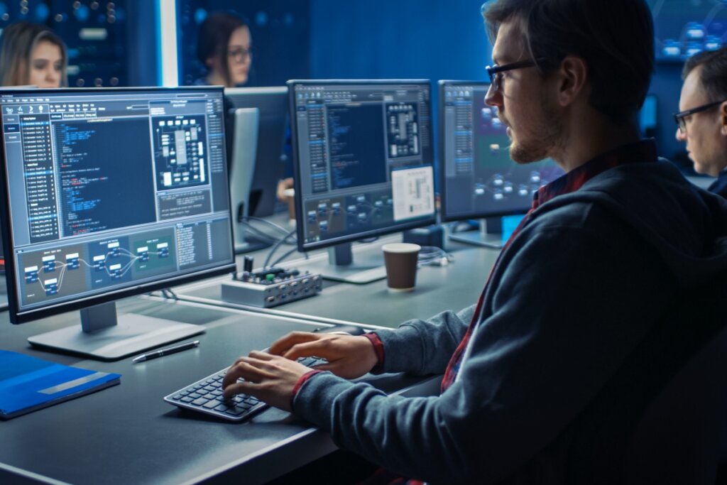 Os formados em engenharia da computação têm visão crítica para resolução de problemas e conseguem implementar sistemas (Imagem: Gorodenkoff | Shutterstock)