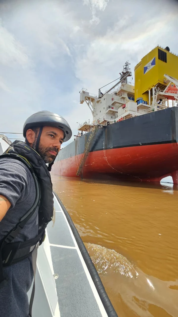 José Miro trabalha como prático no Rio Amazonas por Acervo pessoal