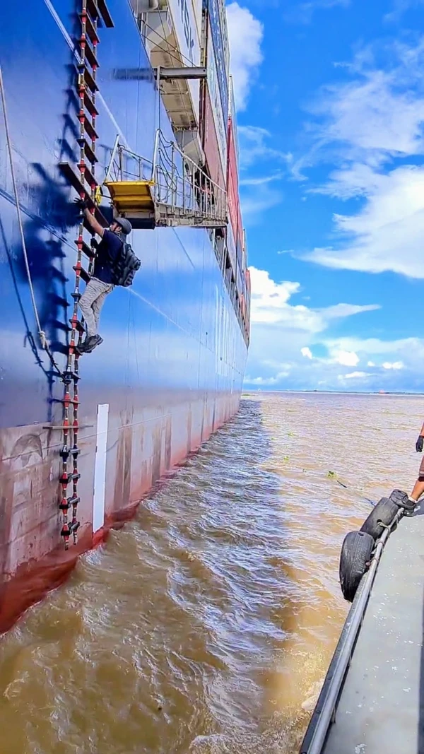 José Miro trabalha como prático no Rio Amazonas por Acervo pessoal