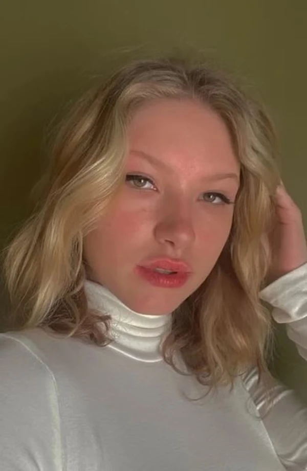 Lívia Voigt (20 anos) Prima de Amelie, Lívia é filha de Valsi Voigt. Sua fortuna chega a R$ 6,6 bilhões, o que a coloca na 60ª posição do ranking geral. por Reprodução/Instagram