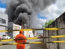 Imagem - Incêndio atinge fábrica de estofados e destrói caminhão no Recôncavo baiano