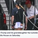 Imagem - Após boatos sobre morte, Trump é fotografado com neta indo jogar golfe