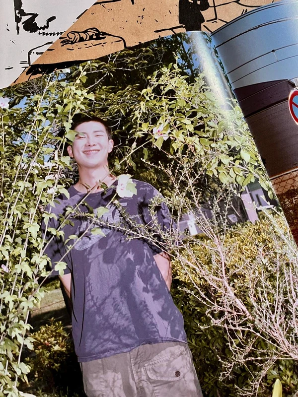 Detalhe de um dos álbuns solo do cantor RM, líder do BTS por Arquivo pessoal