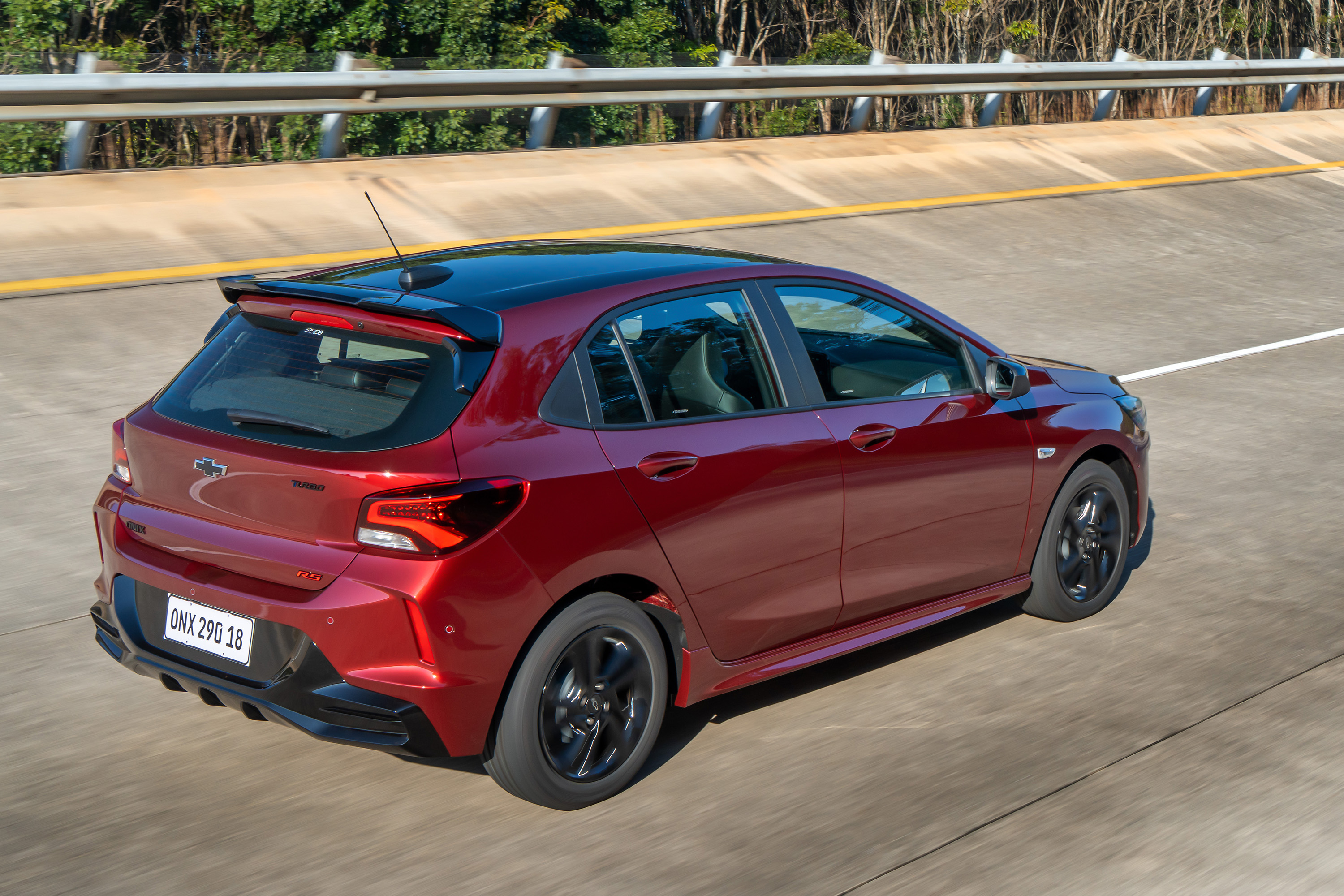Onix Hatch: a partir de R$ 101.790/ Categoria: Uber e Onix Plus -- a partir de R$ 108.990/ Categorias: Uber X e Comfort por Divulgação