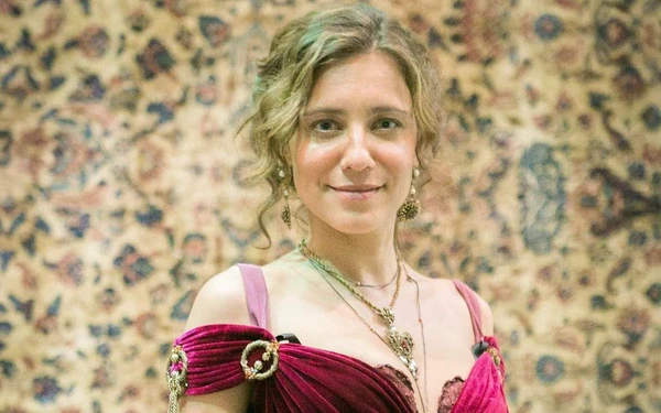 Inês (Joana Solnado) entra na novela das seis no papel de portuguesa batedora de carteiras que irá se apaixonar por Sandra (Flávia Alessandra) em 
