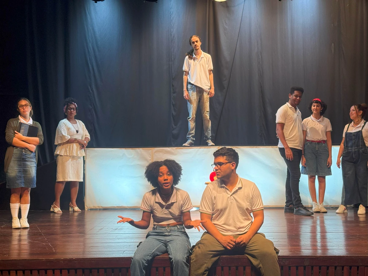 Peça está em cartaz no Teatro Molière