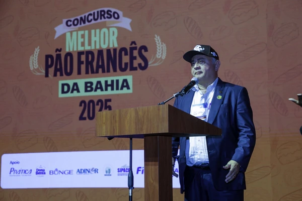 Presidente da Fieb no palco da premiação por Divulgação