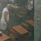 Imagem - Policial militar aponta arma contra clientes durante briga em bar de Salvador; veja