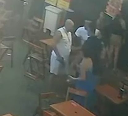 Homem saca a arma e outras pessoas se aproximam  por Reprodução