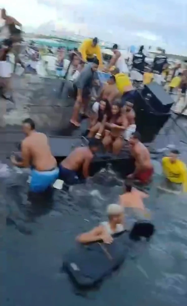 Pessoas tentam salvar instrumentos após naufrágio na Ribeira por Reprodução