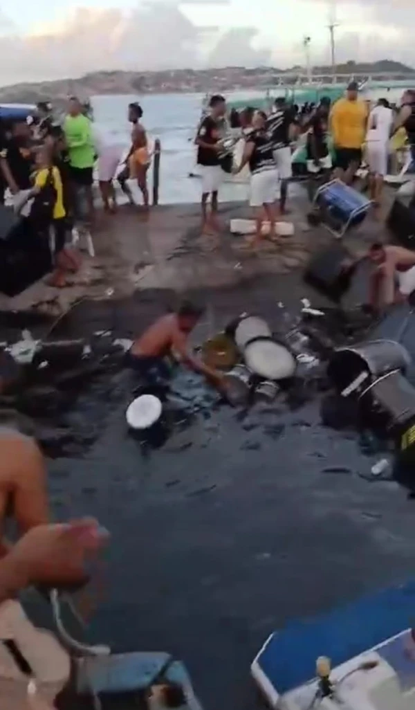 Pessoas tentam salvar instrumentos após naufrágio na Ribeira por Reprodução