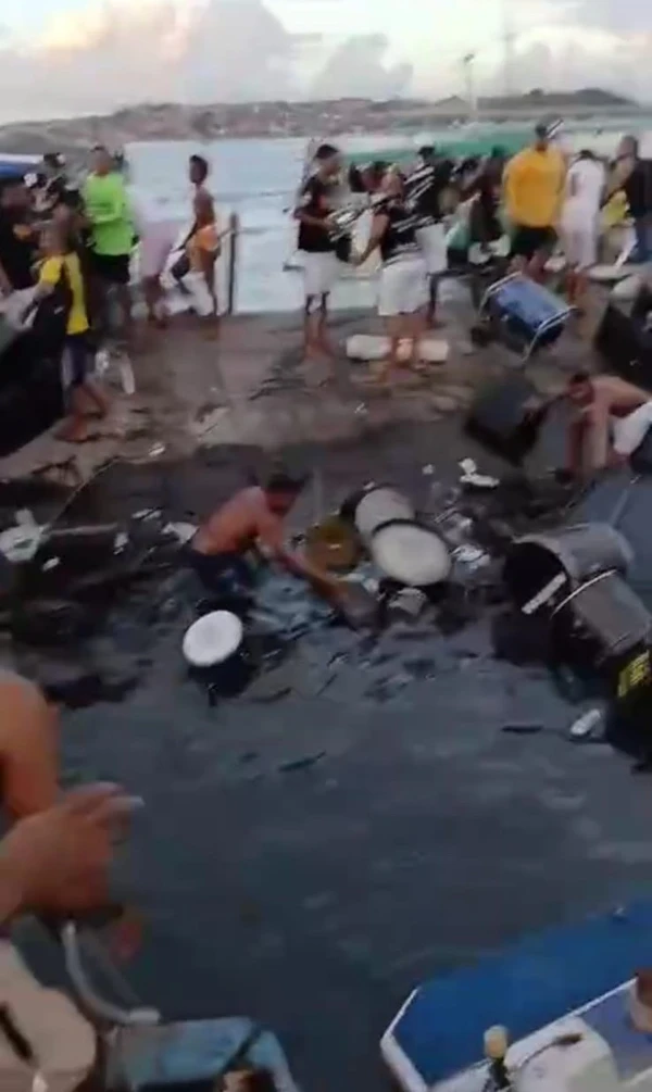 Pessoas tentam salvar instrumentos após naufrágio na Ribeira por Reprodução