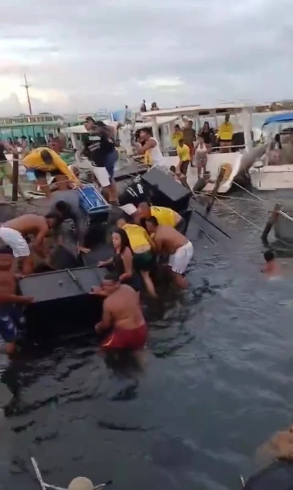Pessoas tentam salvar instrumentos após naufrágio na Ribeira por Reprodução