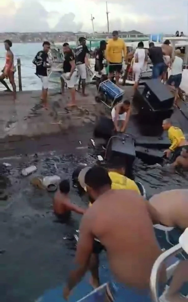 Pessoas tentam salvar instrumentos após naufrágio na Ribeira por Reprodução