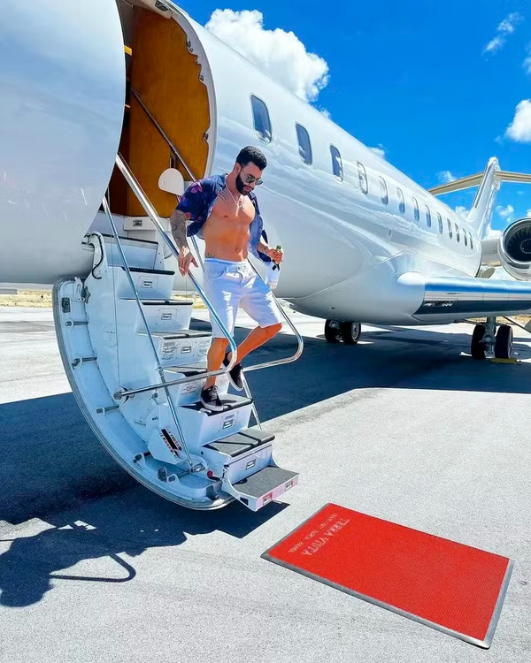 Gusttavo Lima viaja em um jatinho, modelo Bombardier Global 600, um dos mais luxuosos do mundo. A aeronave tem capacidade para até 16 passageiros e está avaliado em R$ 250 milhões por Reprodução