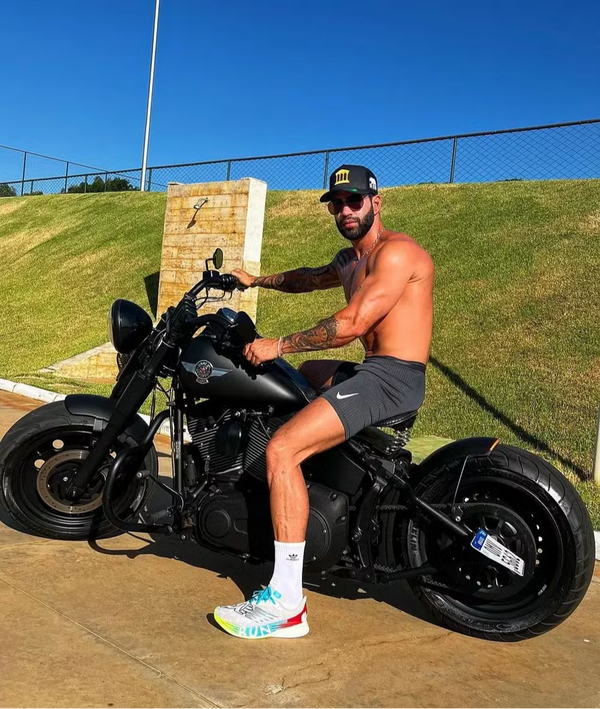 Gusttavo Lima tem uma frota de motocicletas e carros avaliada em R$ 30 milhões que inclui: uma Harley-Davidson Fat Boy, motocicleta avaliada em pelo menos R$ 82,9 mil por Reprodução