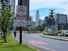 Imagem - Prefeitura instala Área de Proteção ao Ciclista na Av. Magalhães Neto; veja como vai funcionar