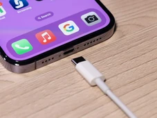 Imagem - 4 perigos de não tirar o carregador do celular da tomada após uso