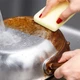 Imagem - Ingrediente de cozinha elimina manchas de queimado de panelas e frigideiras