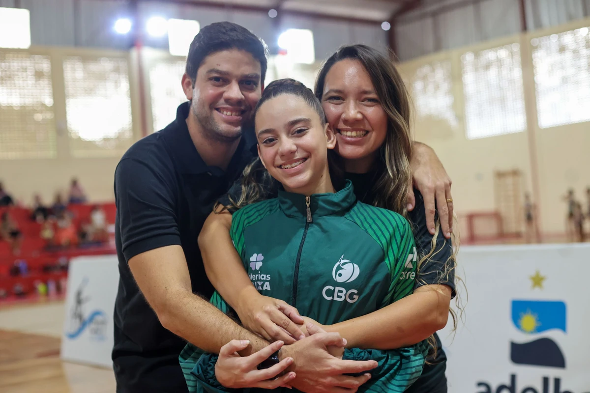 Acompanhada  dos pais Diego e Stephanie