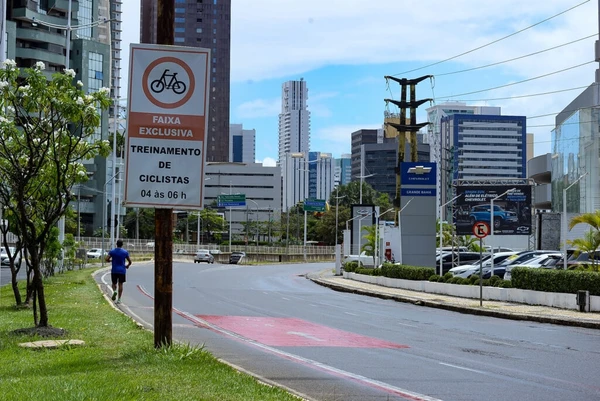 Área de Proteção ao Ciclista de Competição (APCC) na Av. Magalhães Neto