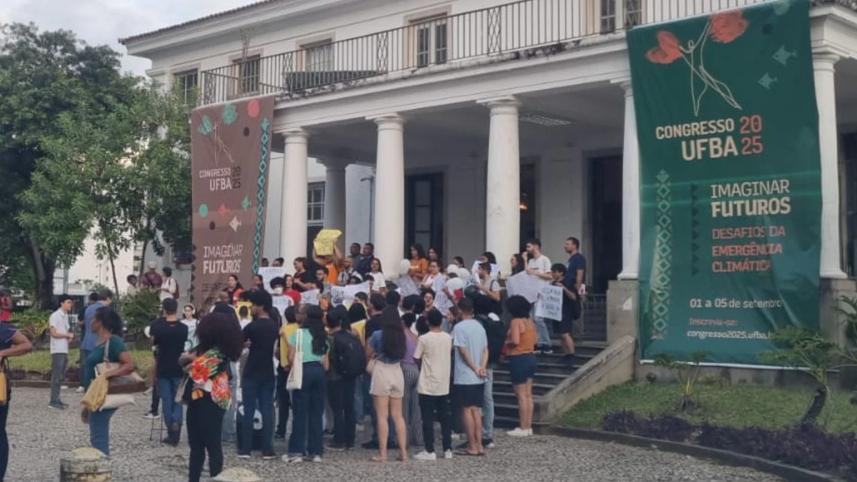 Ato foi realizado em frente à Reitoria da universidade