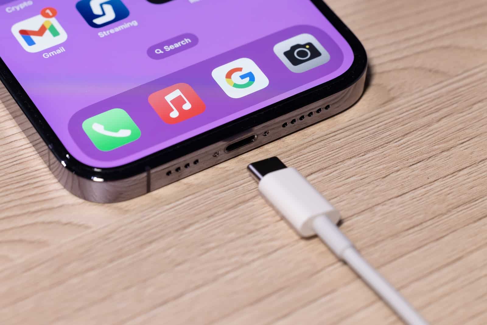 Carregadores de celular mais modernos foram projetados para cortar o consumo  por Shutterstock