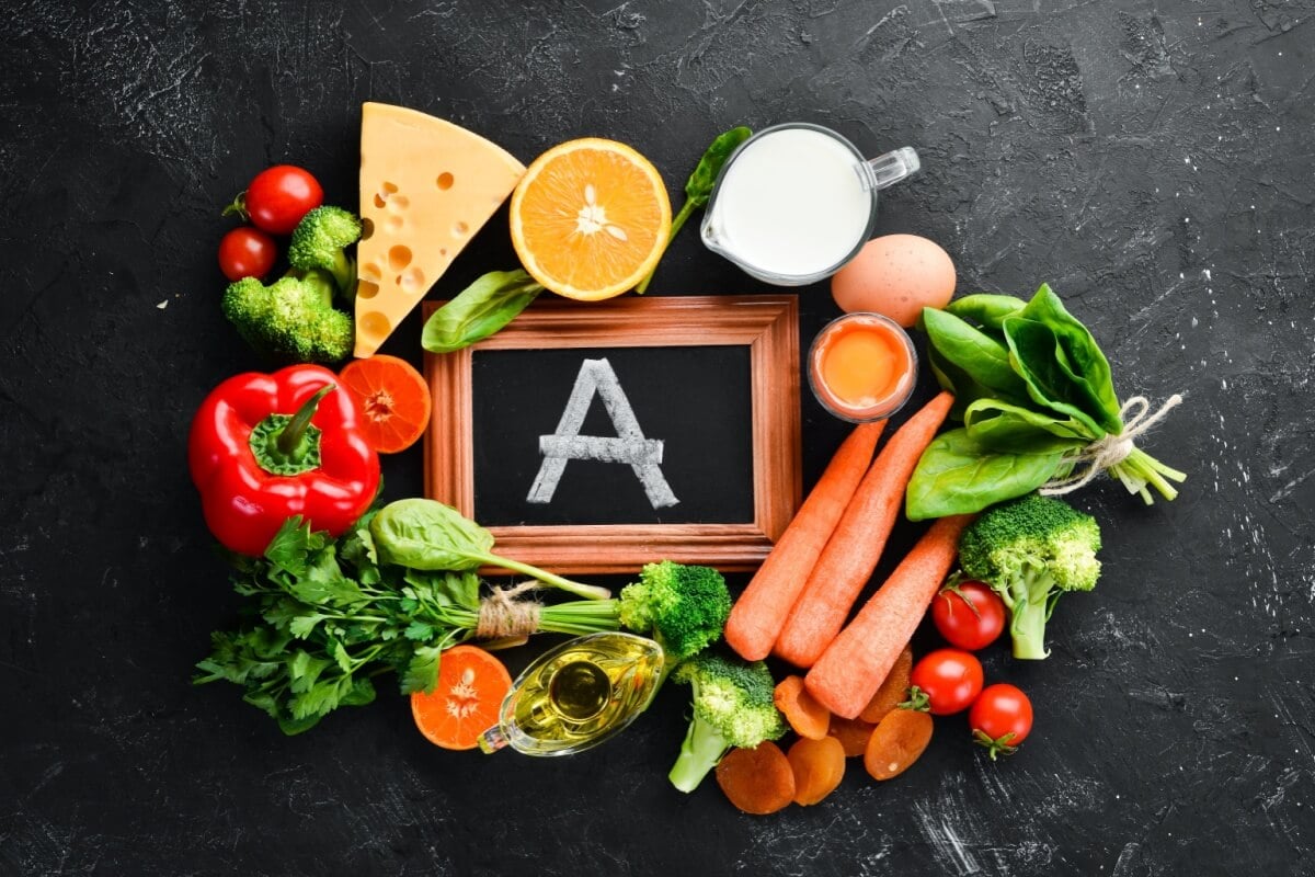 A vitamina A pode ser encontrada em alguns tipos de alimentos (Imagem: YARUNIV Studio | Shutterstock)