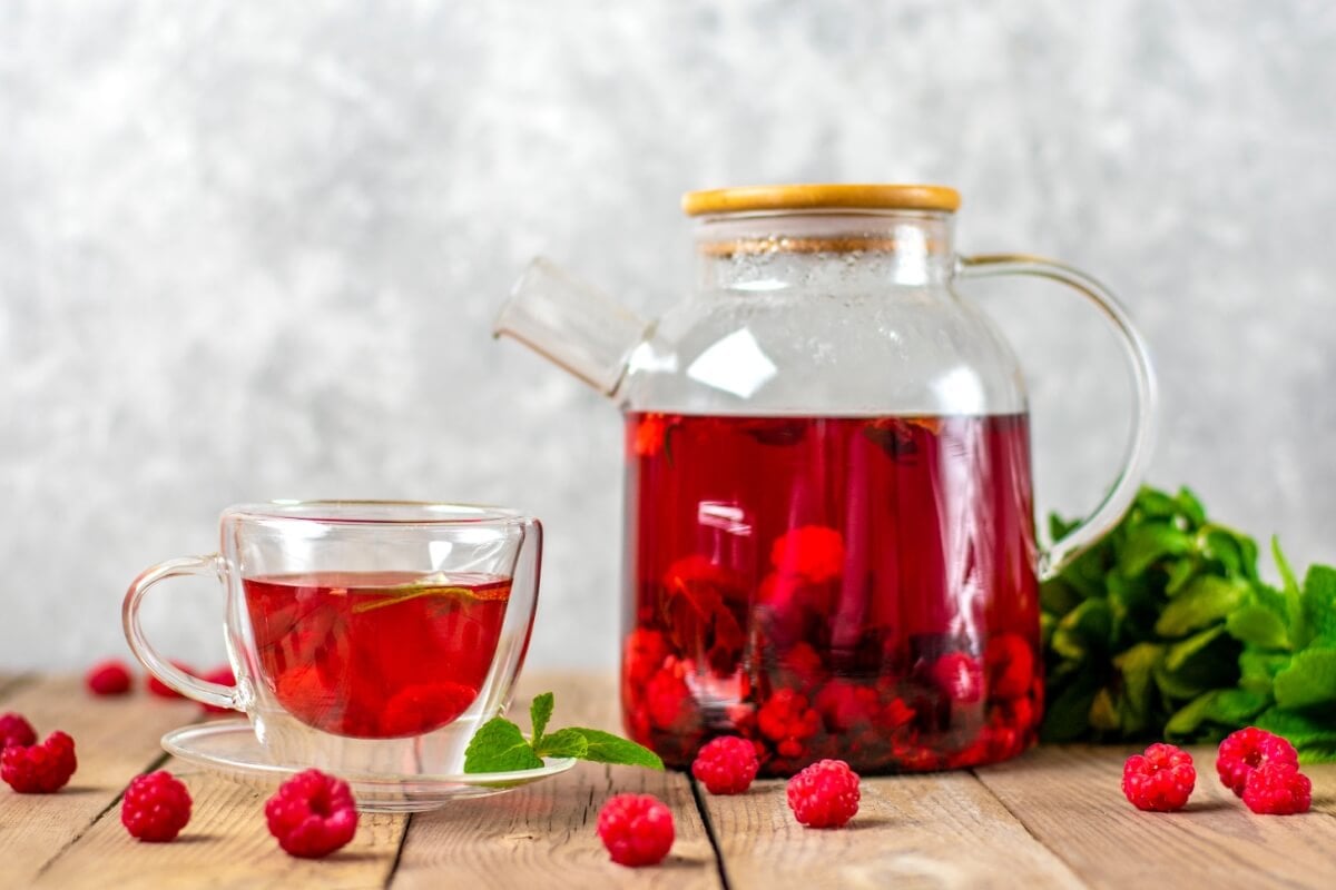 Chá detox de framboesa com hibisco e hortelã (Imagem: Marina Rich | Shutterstock)