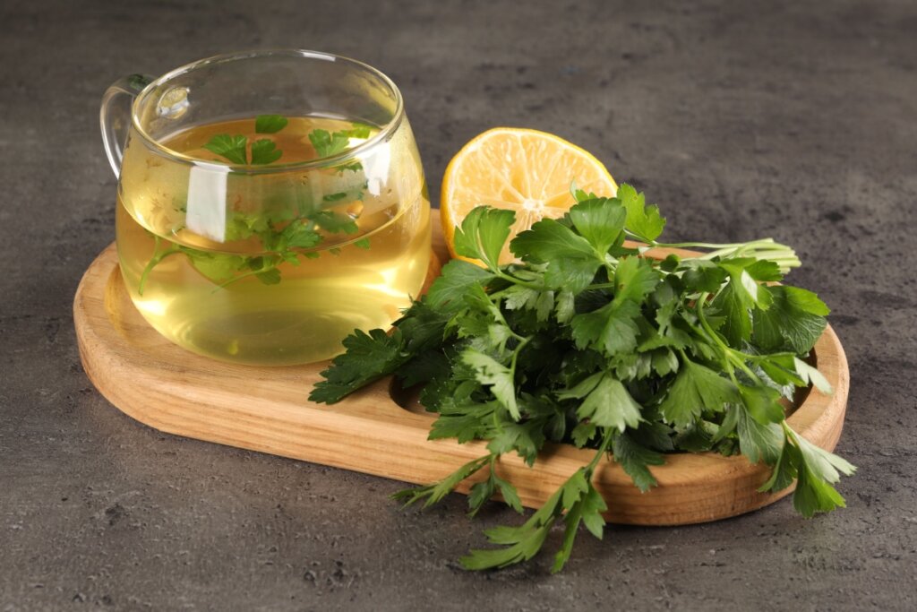 Chá detox de salsinha com limão (Imagem: New Africa | Shutterstock)