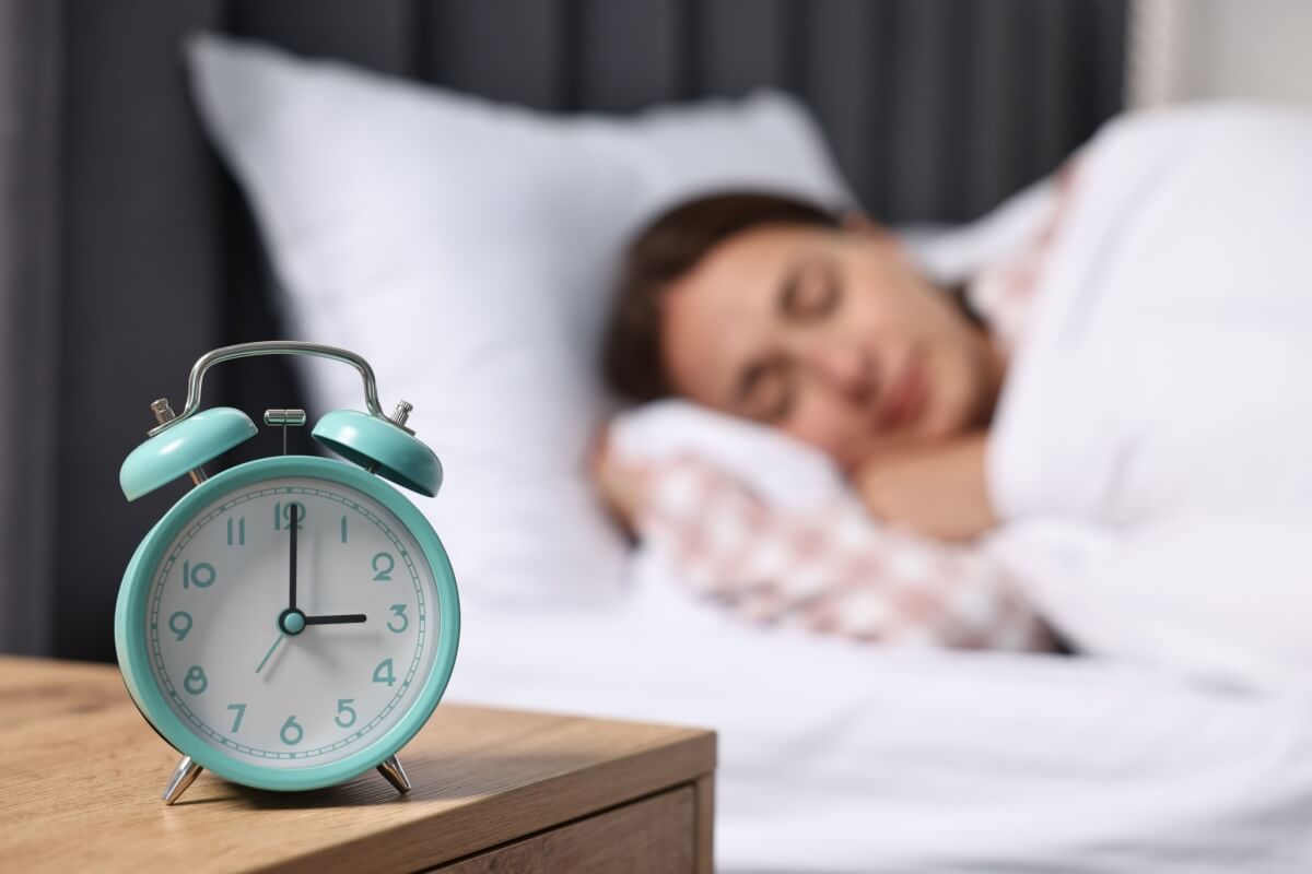 Um bom descanso é mais valioso que longas horas na cama (Imagem: New Africa | Shutterstock)