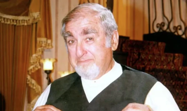 Elias Gleizer que interpretou o Padre Olavo e também conhecido em sucessos como “Era Uma Vez” morreu em 2016, por falência circulatória por Reprodução | Globo