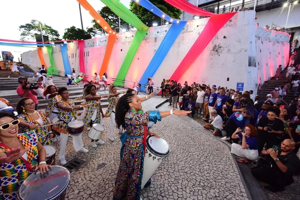 Entre os cursos oferecidos estão ritmos percussivos e danças populares brasileiras