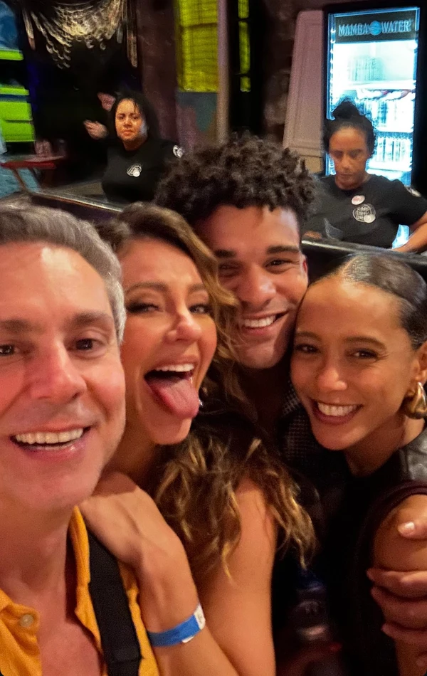 Famosos curtem aniversário de Humberto Carrão por Reprodução