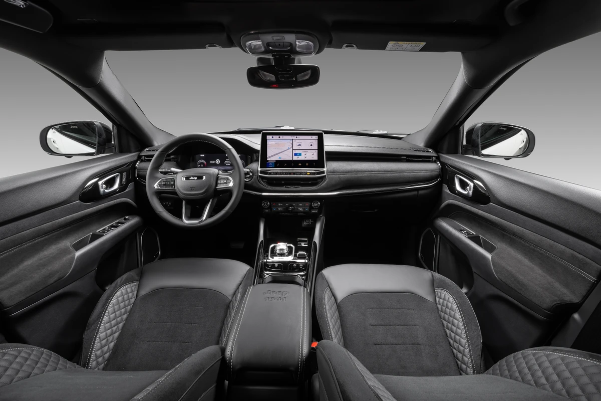 A cabine do SUV da Jeep tem sempre acabamento em couro e pode ter até sete airbags por Divulgação