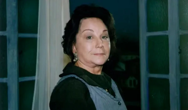 Lolita Rodrigues, que viveu a espanhola Dolores, dona de uma pensão na trama, morreu em 2023 por causa de complicações da pneumonia. por Reprodução | Globo