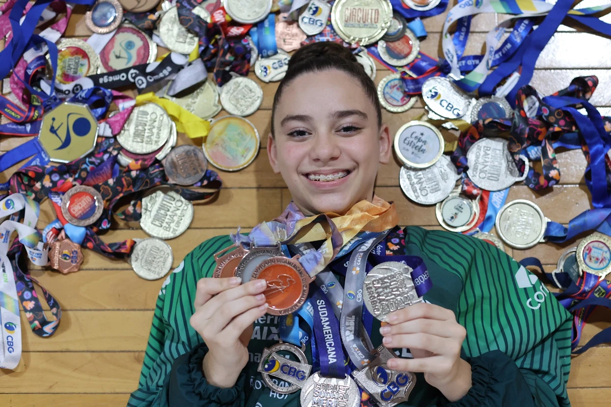 Malu  com sua coleção de medalhas