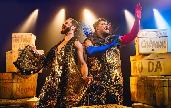os atores Danilo Cairo e Leandro Santolli em cena