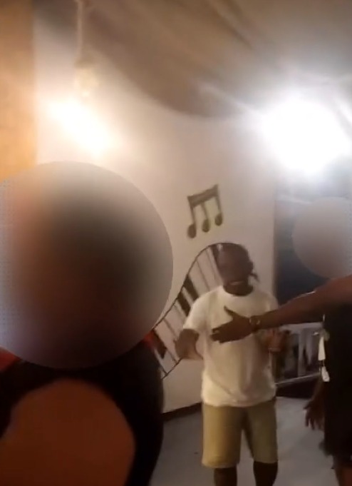 PM reformado foi flagrado por funcionários do local agredindo companheira  por Reprodução / TV Bahia