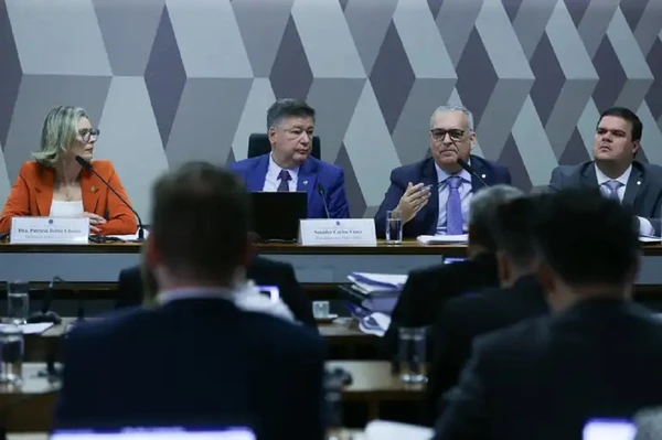 Reunião da CPMI do INSS durante depoimento de Patrícia Bettin Chaves, coordenadora da Câmara de Coordenação e Revisão Previdenciária da Defensoria Pública da União (DPU)