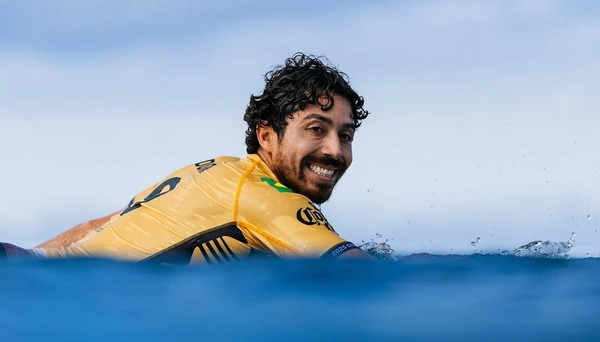 Yago Dora é campeão mundial de surfe profissional