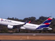Imagem - Passageiro é obrigado a desembarcar após ouvir música alta e causar confusão em voo da Latam