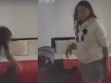 Imagem - Mãe é filmada sufocando e chutando filha de 2 anos