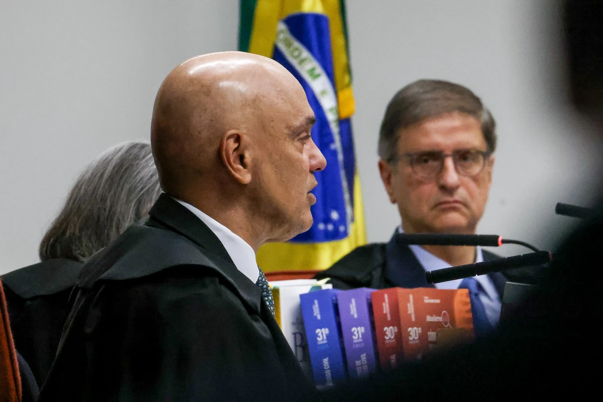 Alexandre de Moraes lê relatório