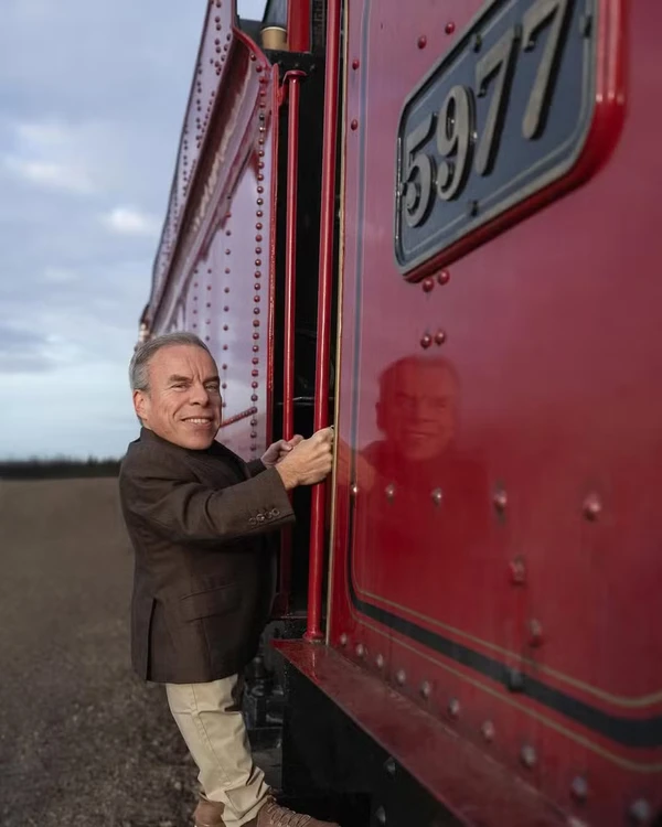Ator Warwick Davis  por Divulgação
