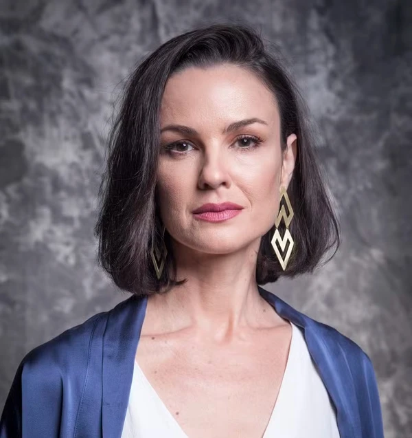 Carolina Kasting como Agnes em Salve-se Quem Puder, em 2020 por Divulgação/Globo