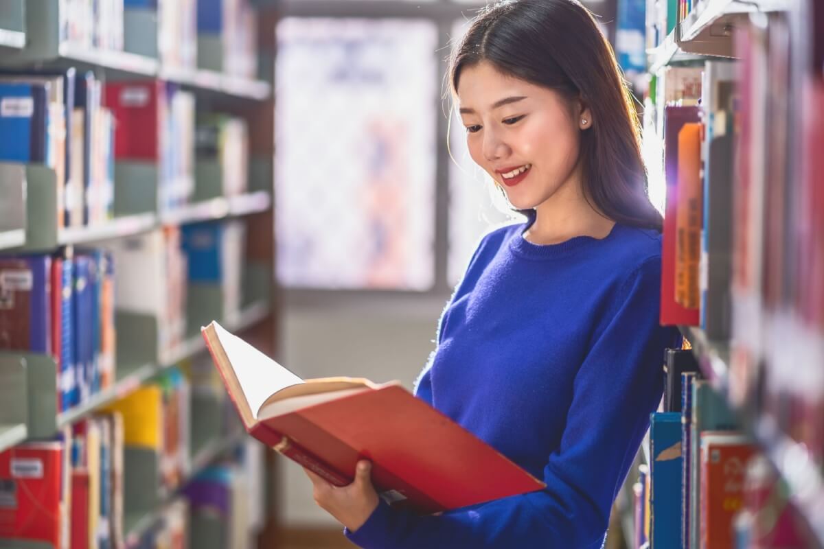 A leitura de obras clássicas é essencial para o vestibular (Imagem: TZIDO SUN | Shutterstock)