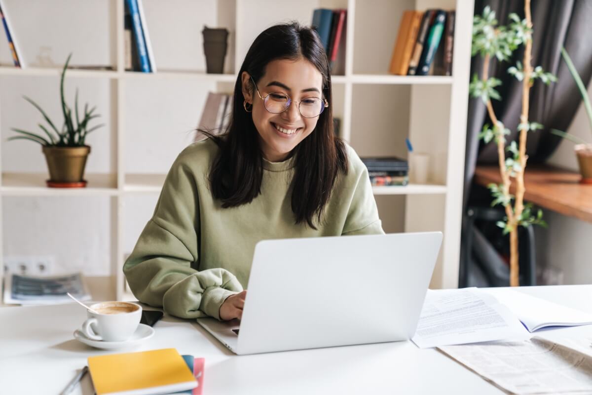 Estudar atualidades contribui para o desempenho em diferentes etapas do Enem (Imagem: Dean Drobot | Shutterstock)