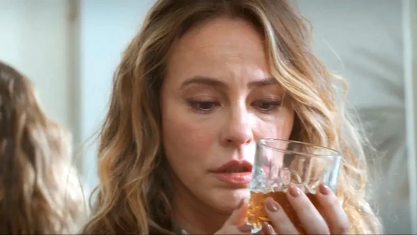 Heleninha perde o controle e parte para cima de Celina em “Vale Tudo”