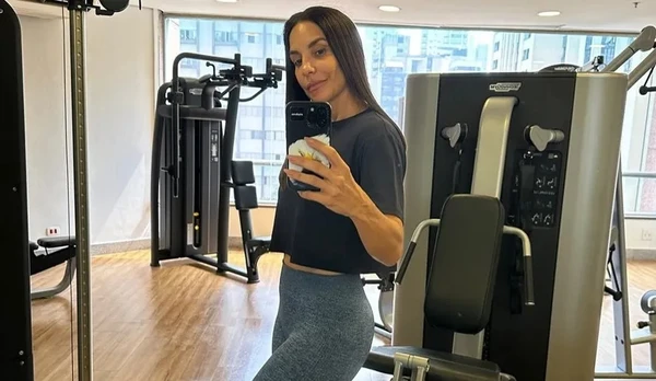 Ivete Sangalo exibe braços definidos e pernões torneados na academia